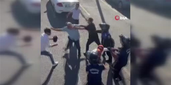 İBB zabıtasıyla seyyar satıcılar arasında kavga çıktı