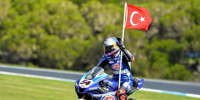Milli motosikletçi Toprak Razgatlıoğlu, İngiltere'de superpole yarışında birinci oldu