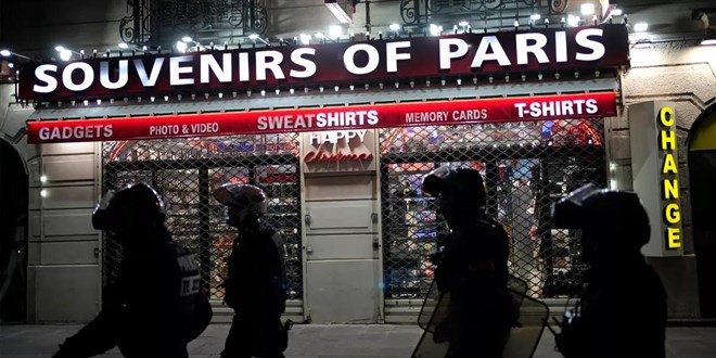 'Kara Kıta' uyandı, Fransa sertleşti: Gösterileri bahane edip intikam alıyorlar