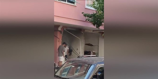Apartmanın giriş katındaki doğal gaz patlamasında bir kişi yaralandı