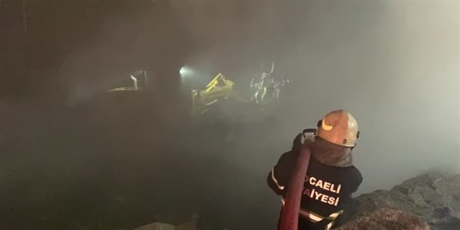 Kocaeli'de geri dönüşüm tesisinde çıkan yangın söndürüldü
