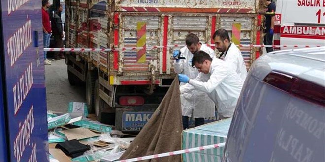 Forkliftten devrilen paletlerin altında kalan çocuk hayatını kaybetti