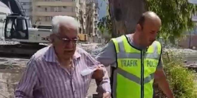 Yaşlı adamı sırtında taşıyan polis ödüllendirildi