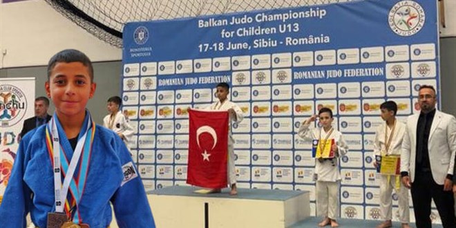 Okulda ters takla atarken keşfedildi, Balkan Judo Şampiyonası'nda birinci oldu