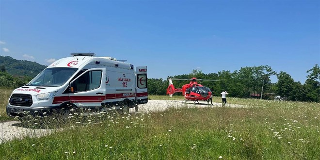 Takip mesafesini koruyamadı, ambulansa çarptı