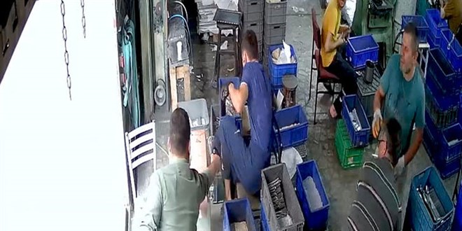 Kulaklıkla müzik dinliyor diye iş arkadaşını vurdu