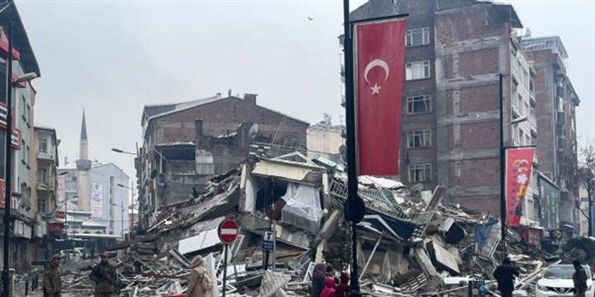 Malatya'da deprem nedeniyle idari izinli saylan kamu alanlar greve balyor
