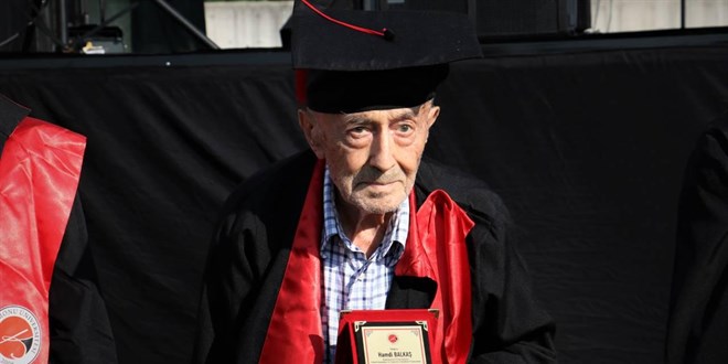 82 yanda niversiteden mezun oldu