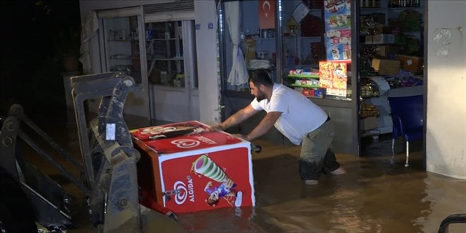 Sakarya'da taşan dere nedeniyle bazı ev ve iş yerlerini su bastı