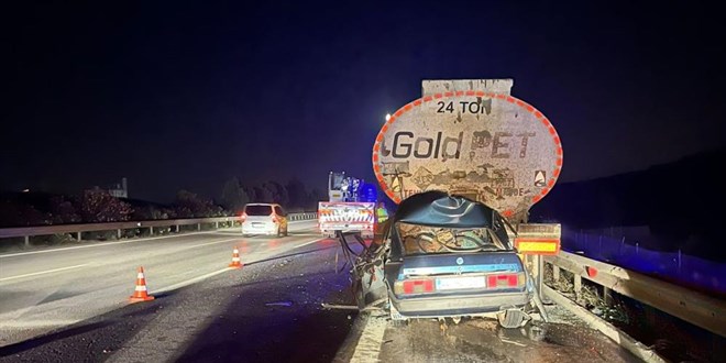 Tankere arkadan çarpan otomobil kağıt gibi ezildi: 3 ölü