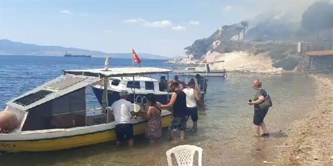 İzmir'de orman yangını: Vatandaşlar denizden tahliye ediliyor