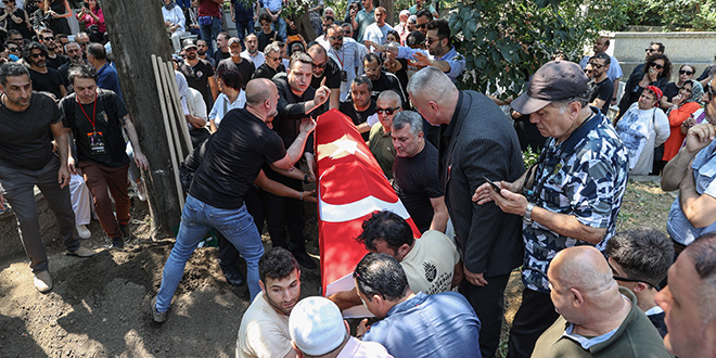 Sanatçı Özkan Uğur son yolculuğuna uğurlandı