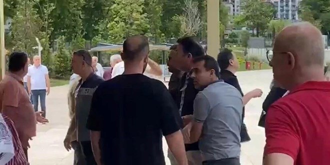 Cenaze namazı öncesi cami avlusunda tekme tokat kavga