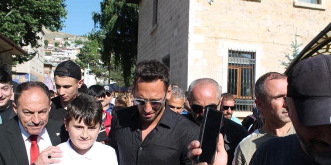 Hakan Çalhanoğlu'nun Bayburt ziyaretinde izdiham yaşandı