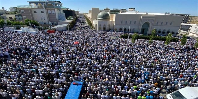Menzil grubunun liderini son yolculuğuna 250 bin kişi uğurladı