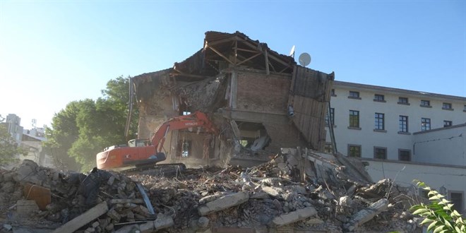Depremde hasar alan valilik binas yklyor