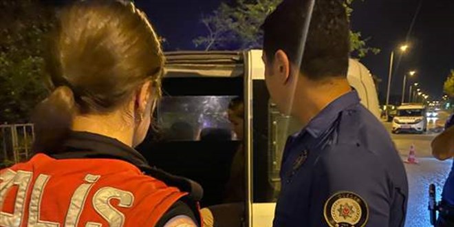 Düzce'de 'dur' ihtarına uymayan otomobilin çarpması sonucu 1'i polis 3 kişi yaralandı