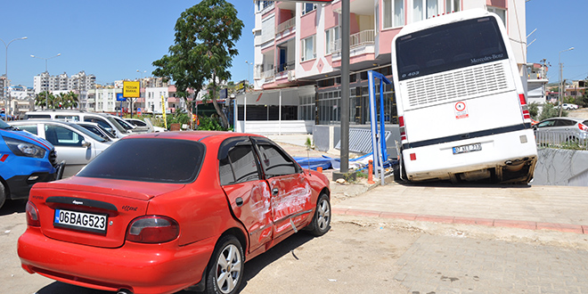 Park halindeyken hareket eden otobüs, otomobile çarpıp markete girdi