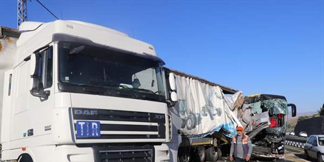 Elazığ'da otobüs ile tırın çarpışması sonucu 1 kişi öldü, 34 kişi yaralandı