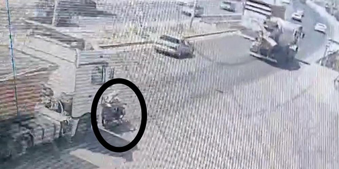 Mersin'de motosiklet tırın altın kaldı: 1 ölü, 1 yaralı