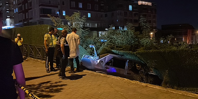 İnşaat alanına düşen otomobildeki 1 kişi öldü, 2 kişi yaralandı