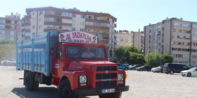 'Selvi Boylum Al Yazmalım' aracının ikizi İzmir'de