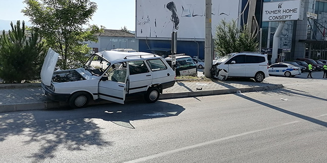 Samsun'da hafif ticari araçla çarpışan otomobildeki 2 kişi öldü