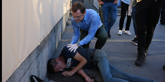 Sahte alkolden fenalaşan kişinin yardımına doktor milletvekili koştu