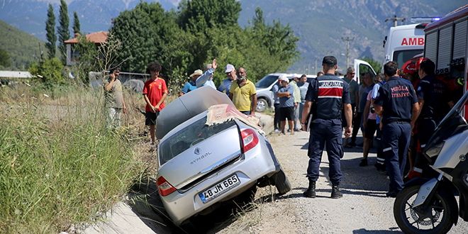 Yol kenarındaki kanala düşen otomobildeki anne öldü, çocuğu yaralandı