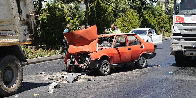 Kamyona çarpan otomobildeki 2 kişi öldü, 2 kişi yaralandı