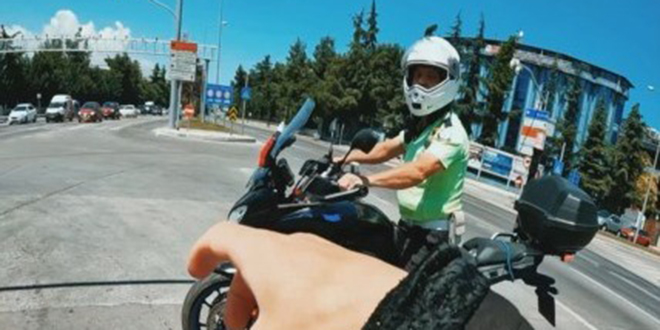 Trafik polisinden hız yapan motosikletli gence baba öğüdü