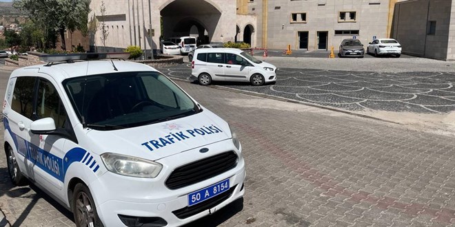 Otel havuzunda eşi ve kızını bıçaklayarak öldürdü