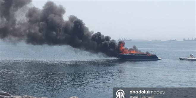 Pendik'te teknede çıkan yangın söndürüldü
