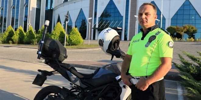 Hız yapan motosikletli genci uyaran trafik polisine başarı belgesi