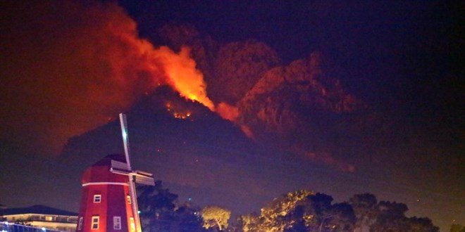 Kemer'de alevler tekrar yükseldi, gece görüşlü helikopterler devrede