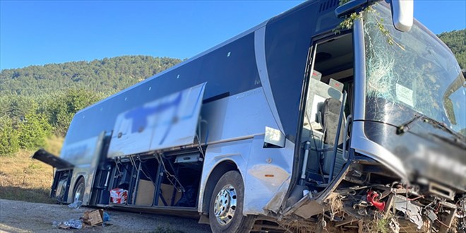 Bolu'da kontrolden çıkan yolcu otobüsündeki 14 kişi yaralandı