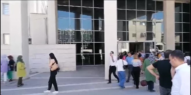 Adana'da 5,5 büyüklüğündeki depremde metruk bir ev hasar gördü
