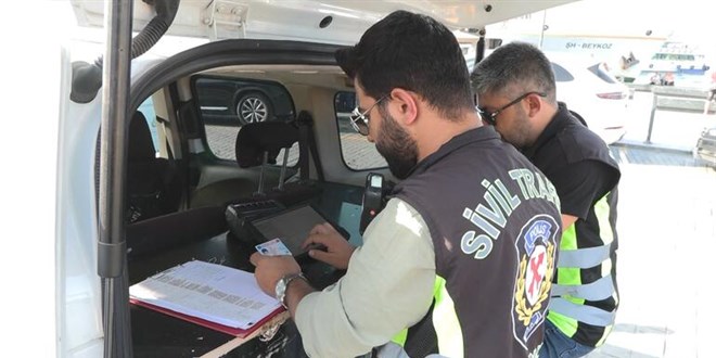 Ehliyetine 2081 yılına kadar el konulmuş taksici yakalandı