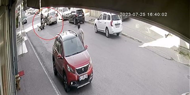 Otomobilin önünü kesip bekçiyi darp ettiler
