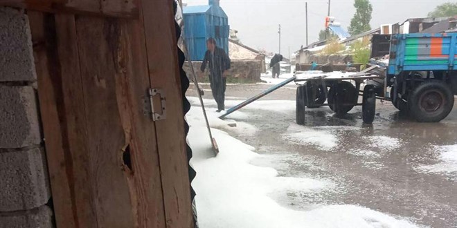Kars'ta sağanak ve dolu: Ekili alanlar zarar gördü