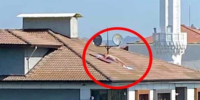 Çatıda çıplak güneşlenen kişi apartman sahibi çıktı