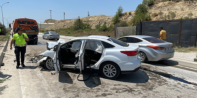 Yol temizleme aracına çarpan otomobildeki anne öldü, 3 çocuğu yaralandı