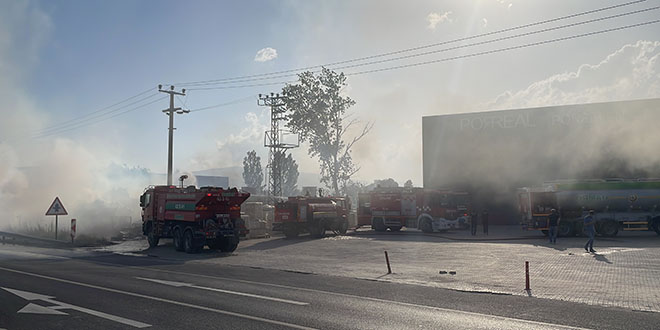 Anz yangn, tarla ile fabrikaya srad: Eskiehir-Ktahya yolu trafie kapatld