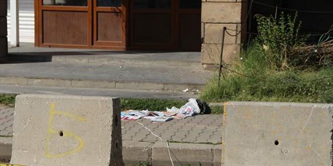 Bitlis'te hükumet konağı önünde kontrollü patlatılan poşetten ders kitapları çıktı