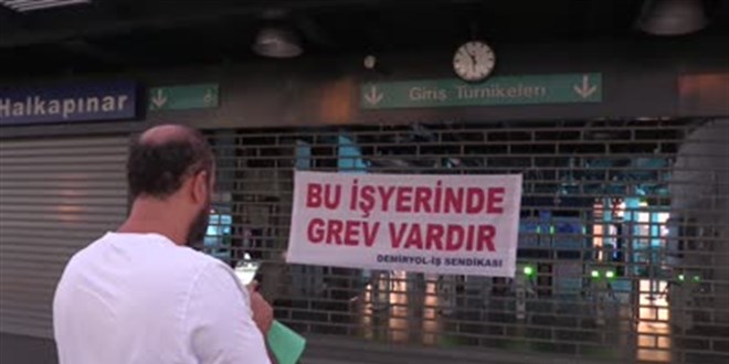 İzmir'de metro ve tramvay çalışanları greve gitti