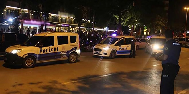Alkollü gençler uyarıya gelen polisin burnunu kırdı