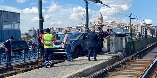 Tramvay yoluna giren araç seferleri aksattı