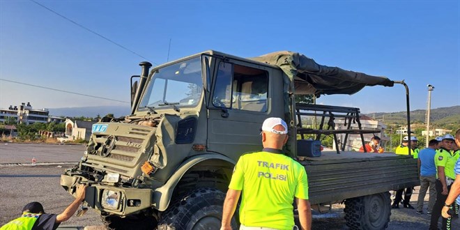 Hatay'da askeri araç tıra çarptı: 10 asker yaralı