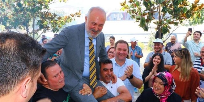 Aldıkları zammı duyan işçiler Başkan'ı omuzlarda taşıdılar