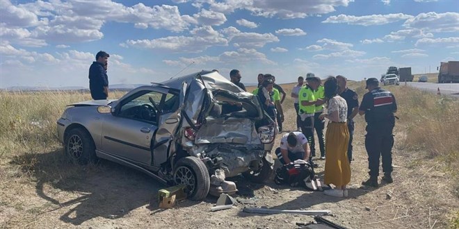 Mikser otomobile arkadan çarptı: 2 ölü, 1 yaralı